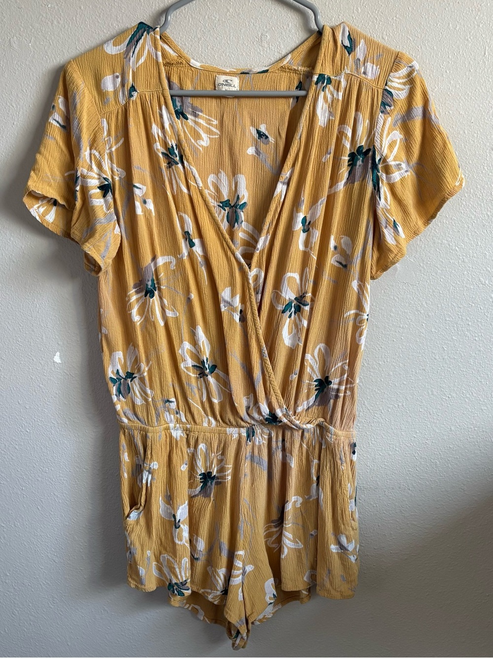 O'Neill Wrap Shorts Romper Yellow Floral M Casual Lightweight Airy Beachwear